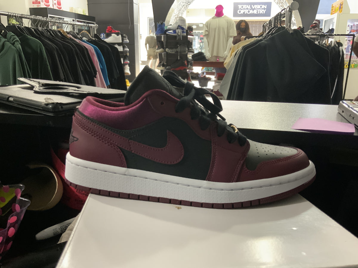 Jordan 1 low maroon black