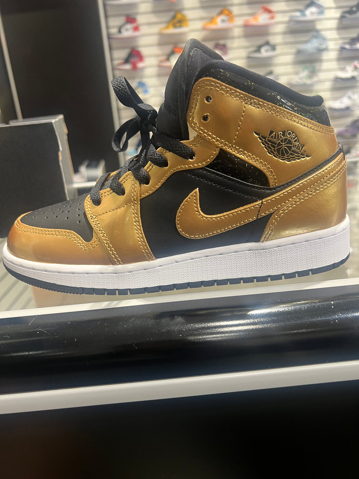 Jordan 1 Mid SE Metallic Gold